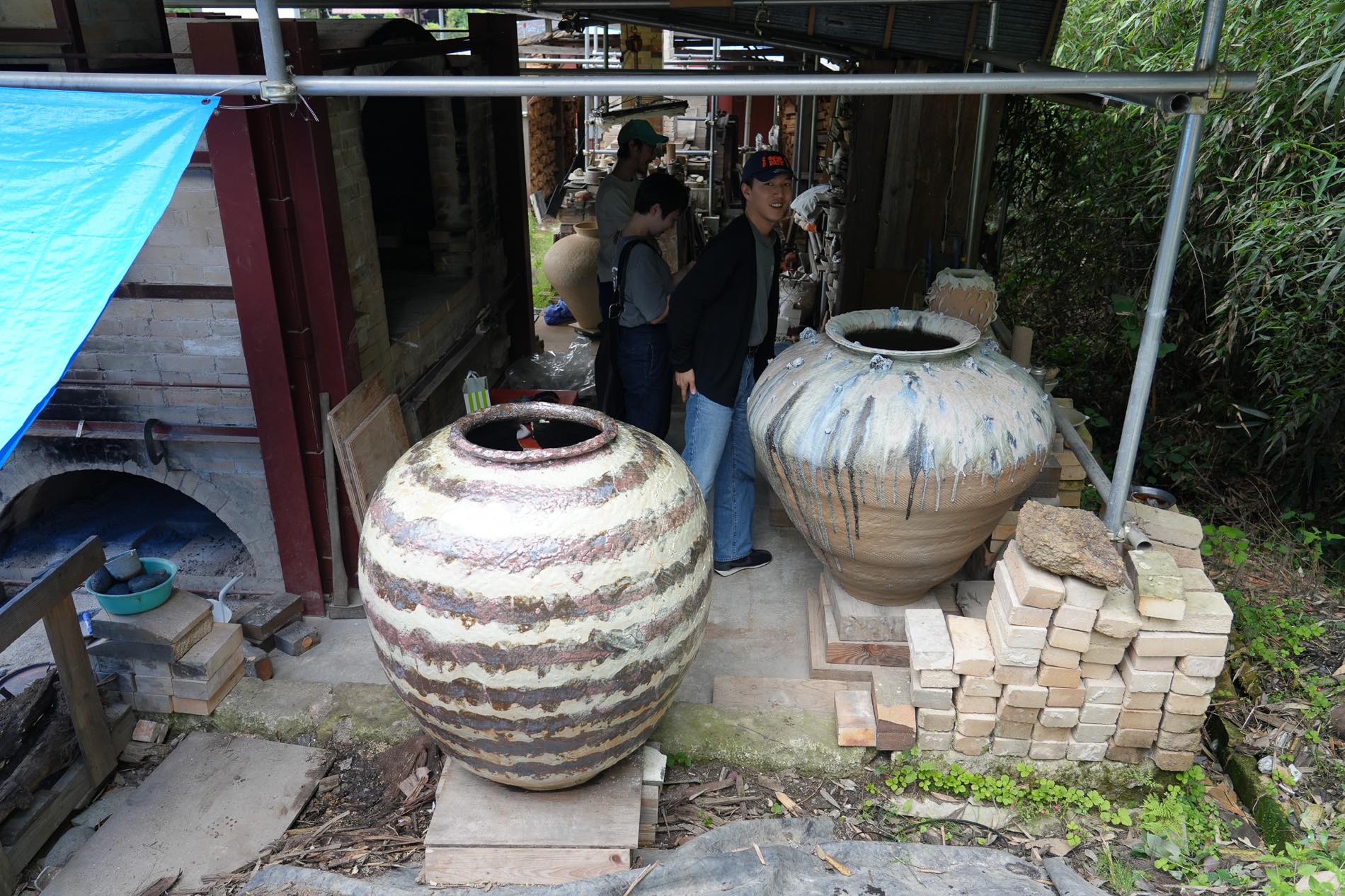 Large pots lined up in the studio ©︎2025 Ryuichi Haga