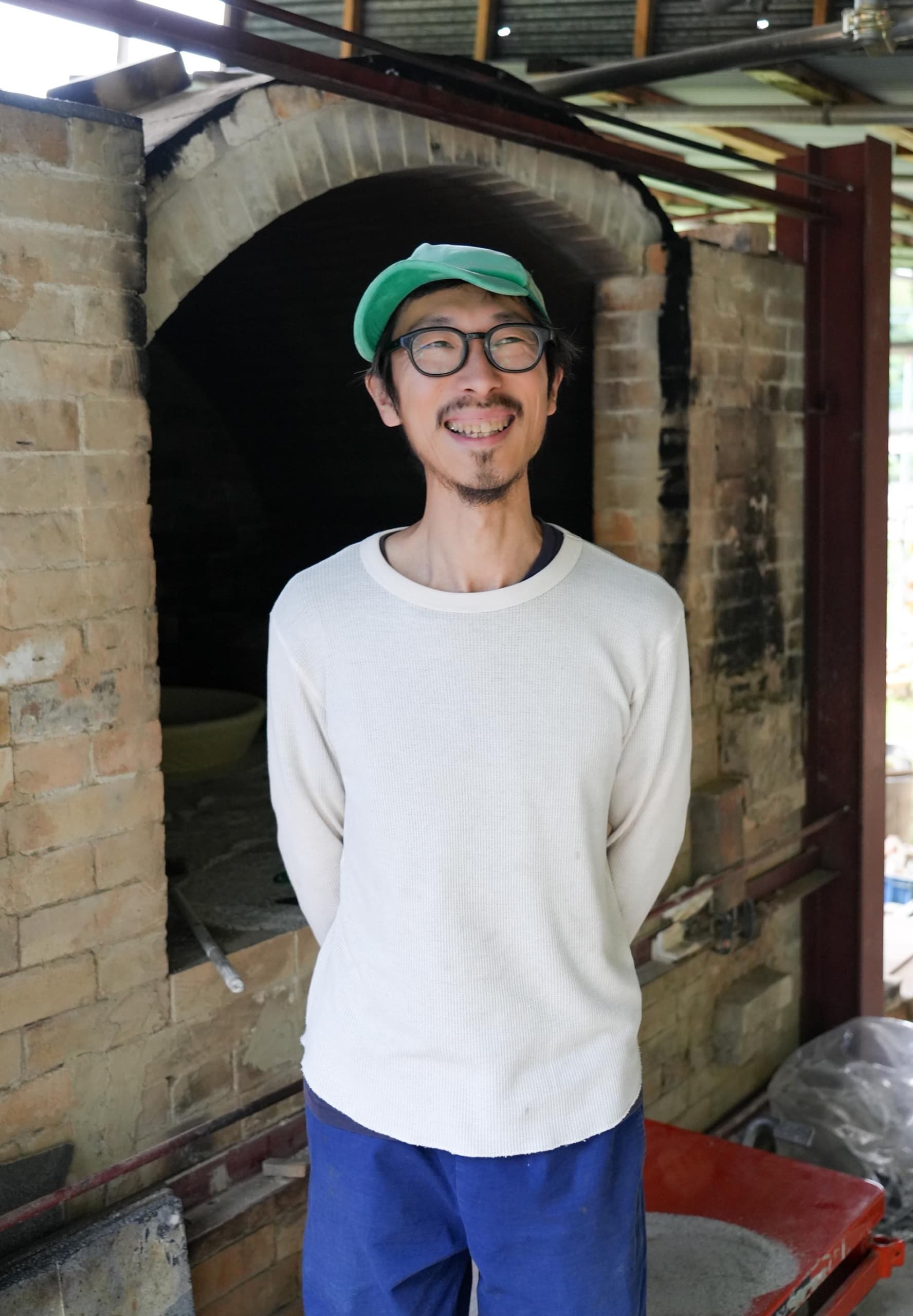 Haga with the newly designed kiln built for firing large-scale works ©︎2025 Ryuichi Haga